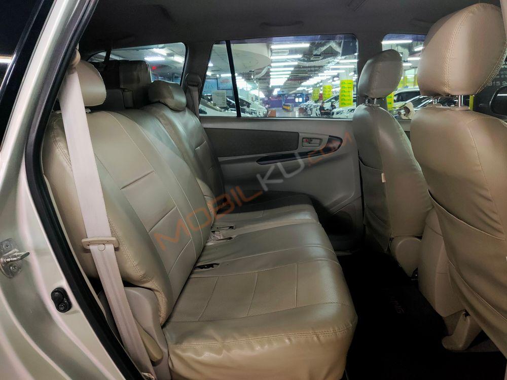 Mobil Toyota Kijang Innova 2012