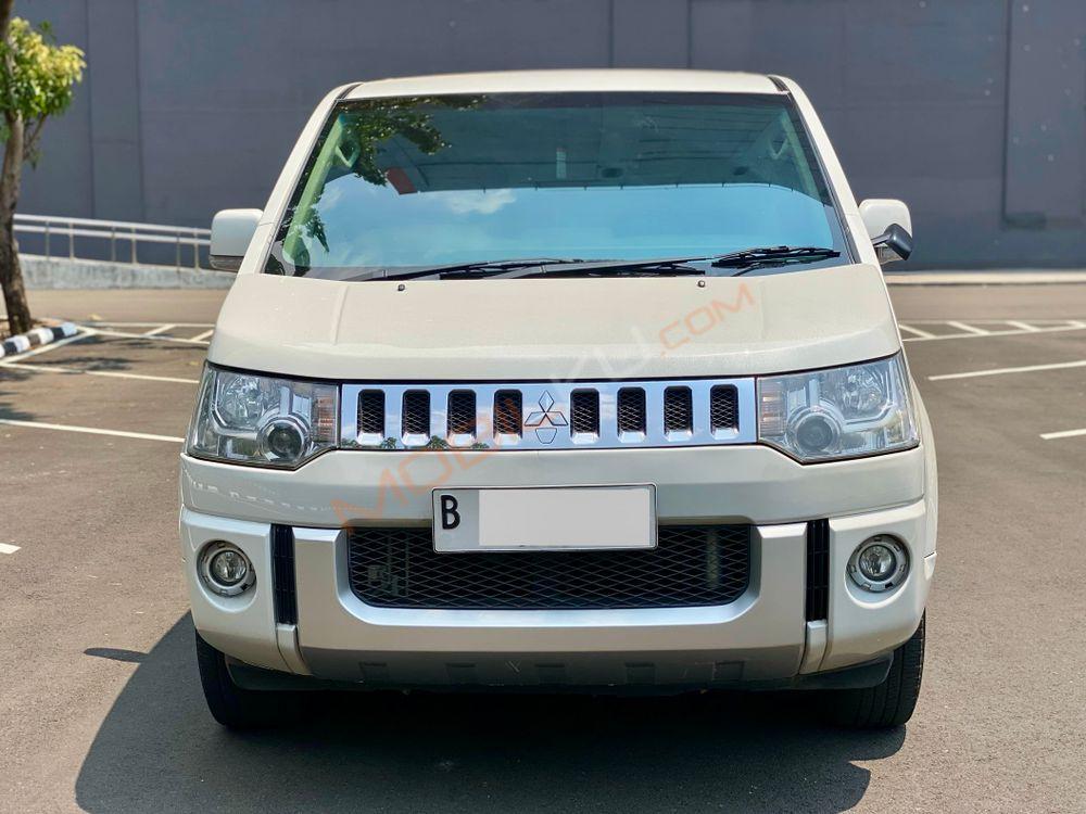 Mobil Mitsubishi Delica 2015