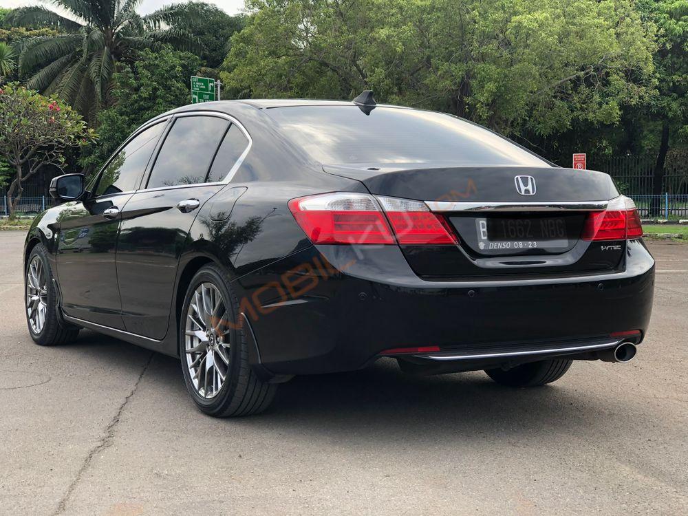 Mobil Honda Accord 2013