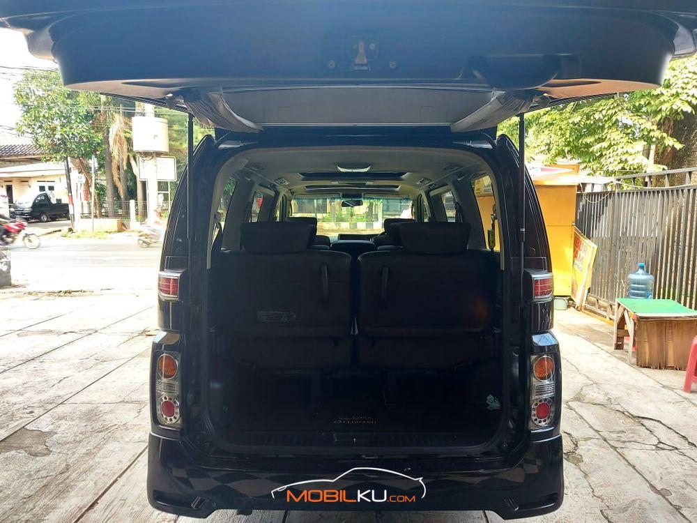 Mobil Nissan Elgrand 2007