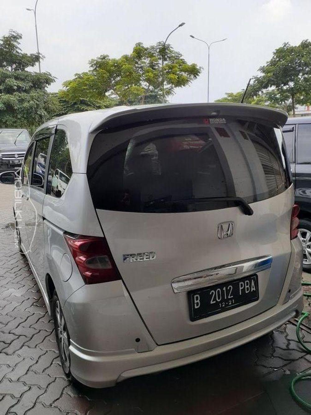 Mobil Honda Freed 2011