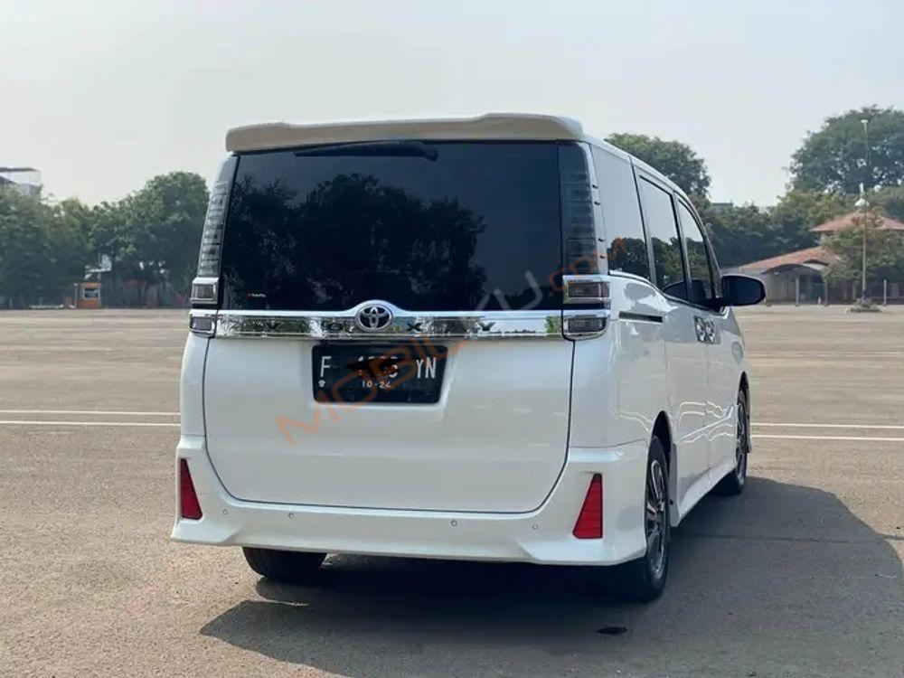 Mobil Toyota Voxy 2019