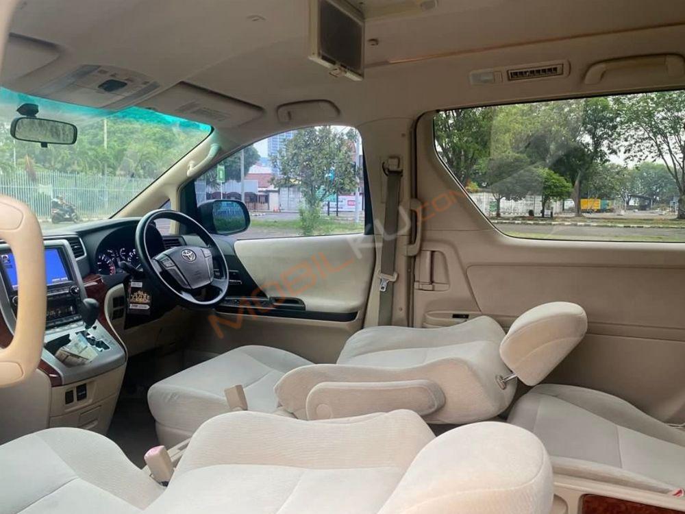 Mobil Toyota Alphard 2009