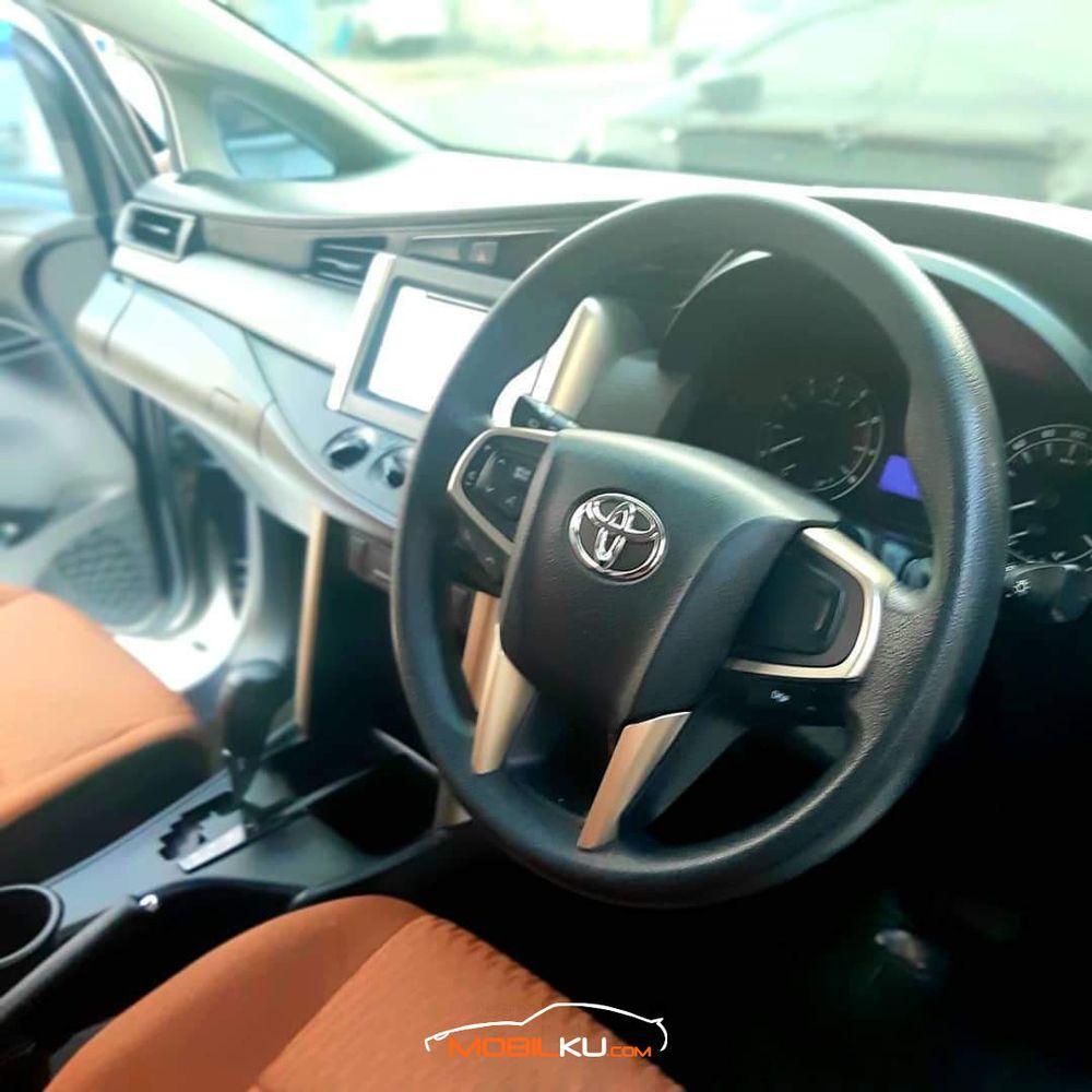 Mobil Toyota Kijang Innova 2016