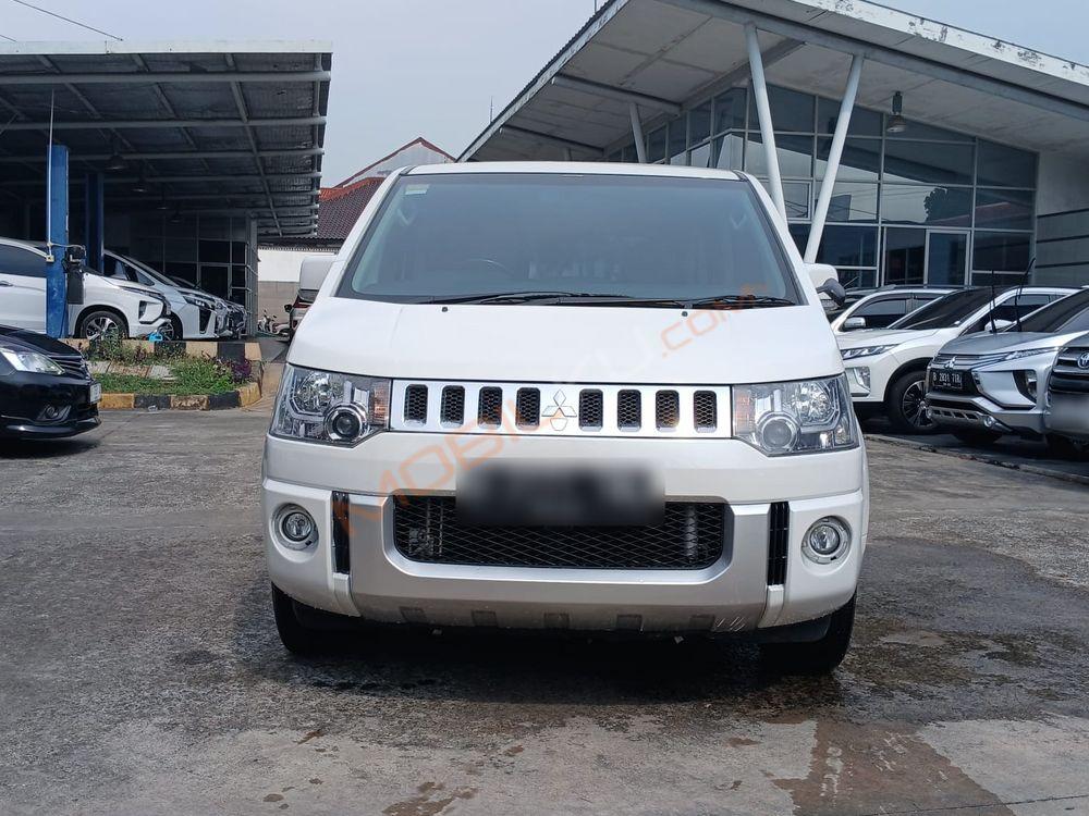 Mobil Mitsubishi Delica 2015