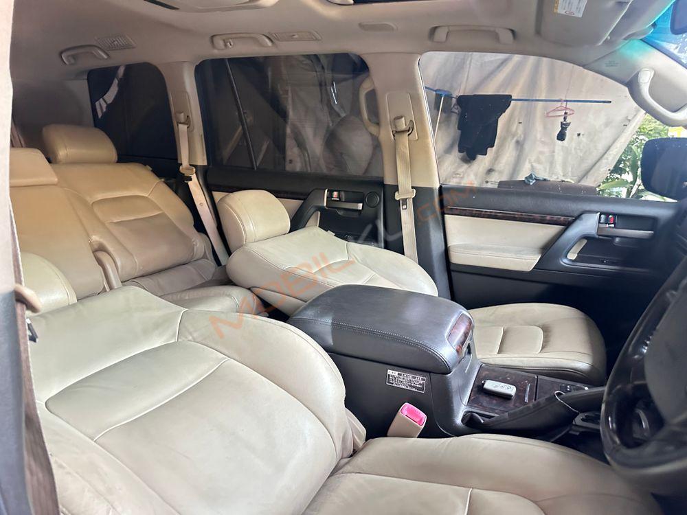 Mobil Toyota Land Cruiser 2010