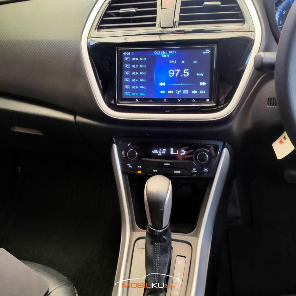 Mobil Suzuki SX4 2016