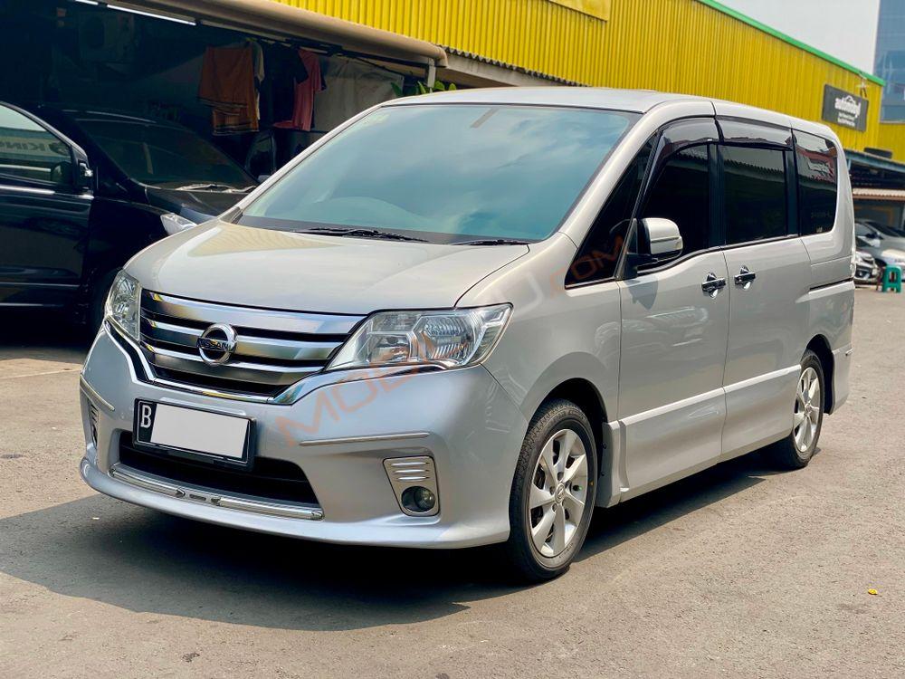 Mobil Nissan Serena 2013