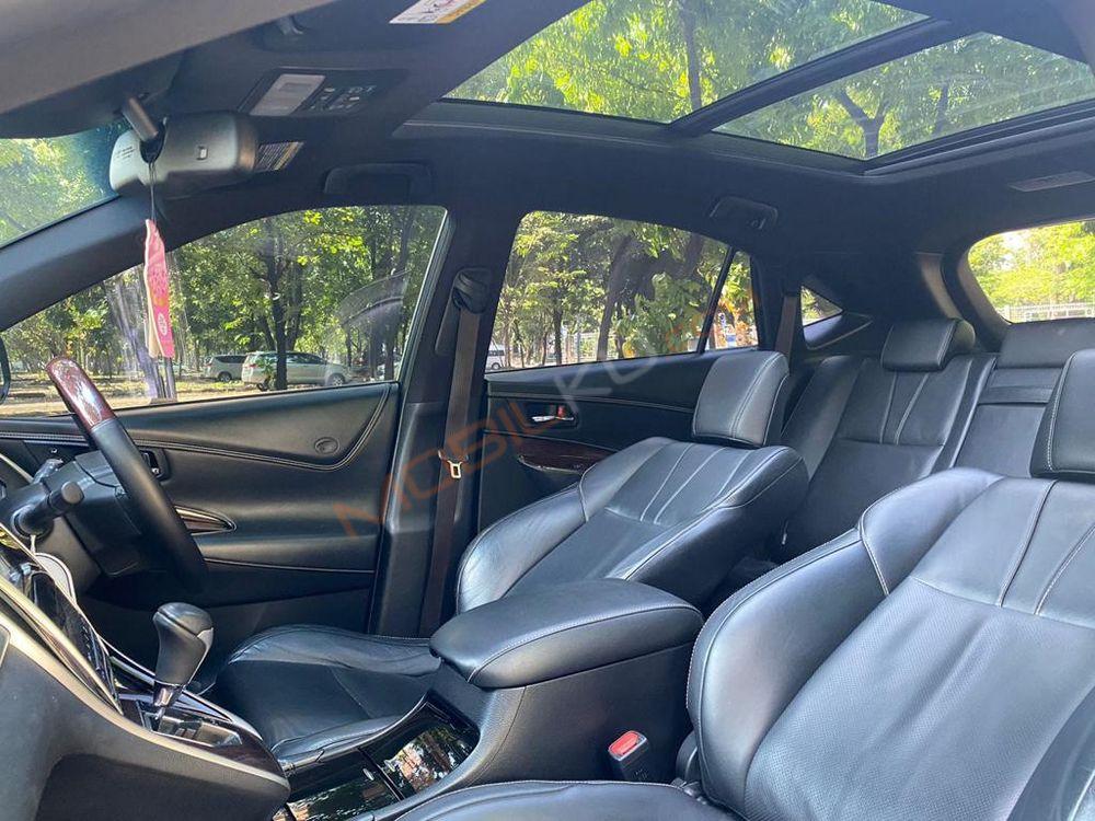 Mobil Toyota Harrier 2015