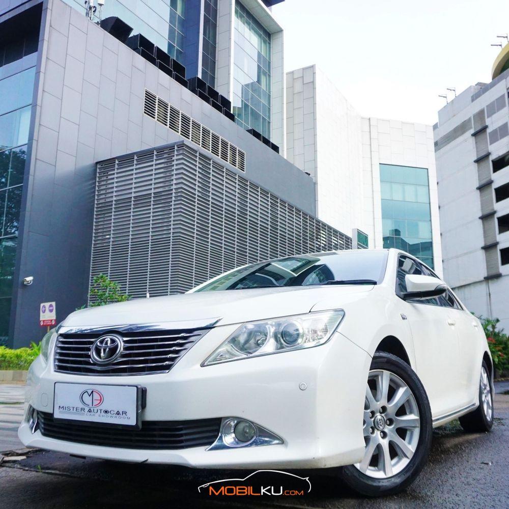 Mobil Toyota Camry 2013