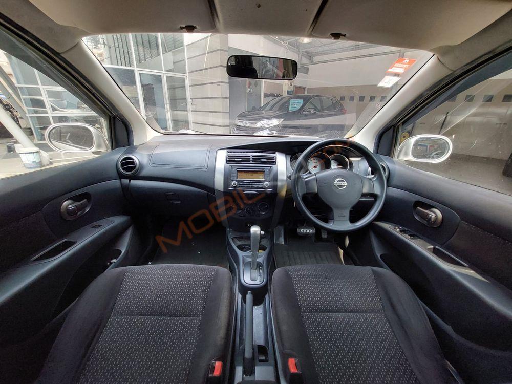 Mobil Nissan Grand Livina 2013