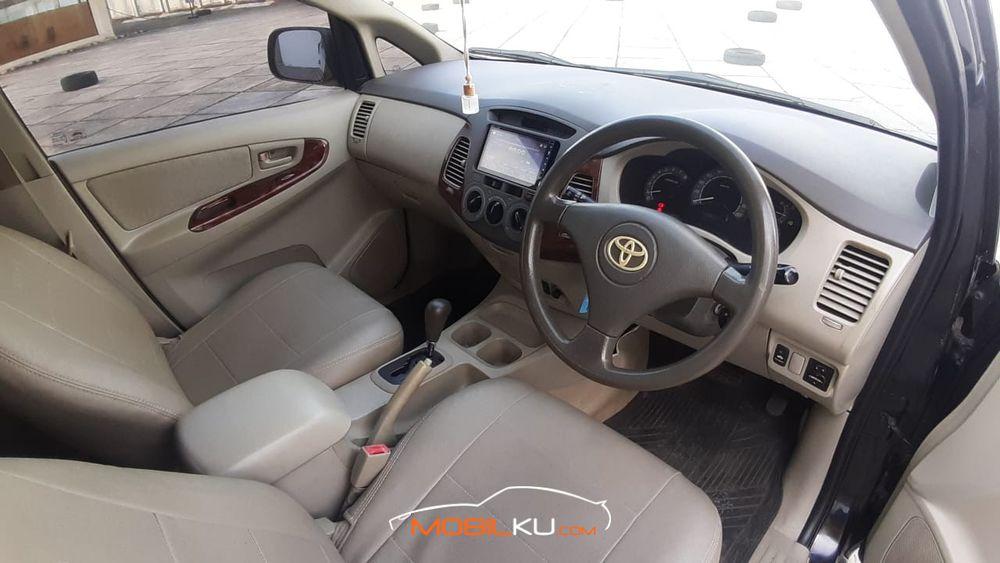 Mobil Toyota Kijang Innova 2010