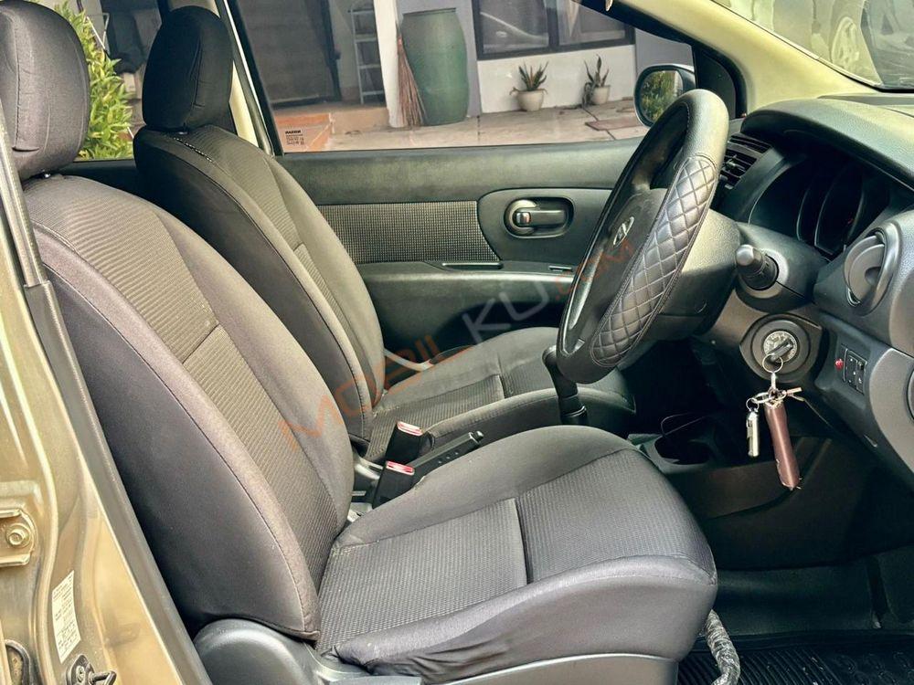 Mobil Nissan Grand Livina 2011