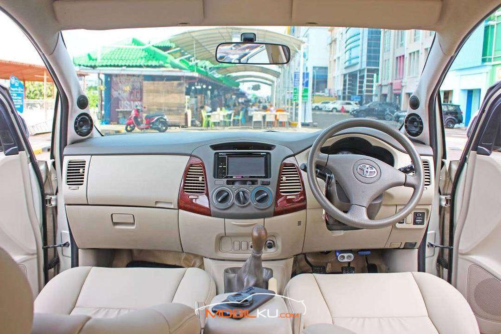Mobil Toyota Kijang Innova 2010