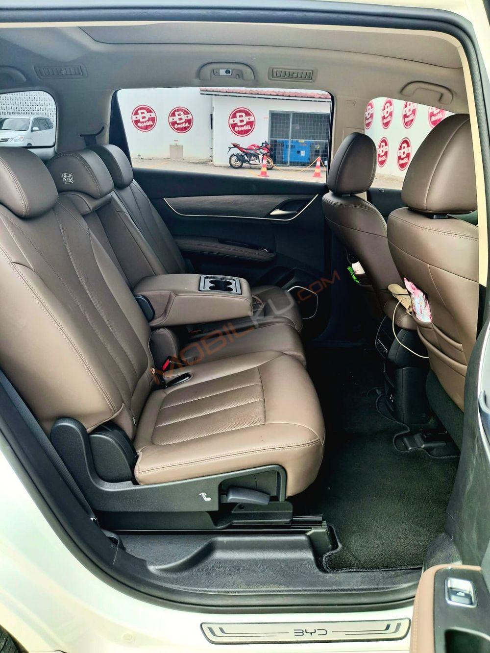 Mobil BYD M6 2025