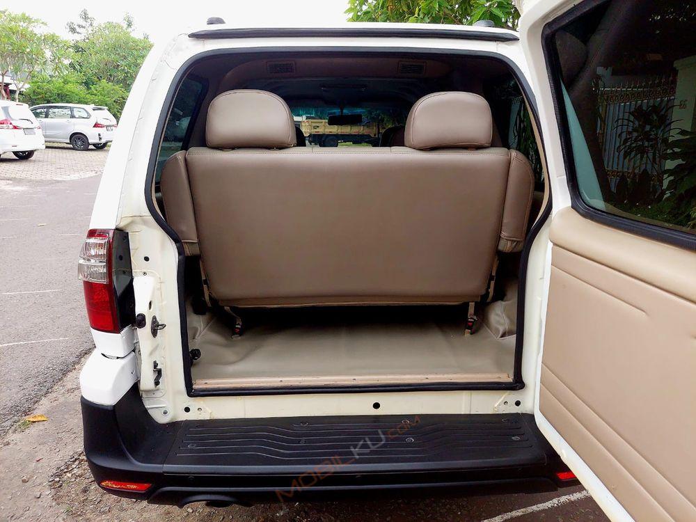 Mobil Isuzu Panther 2016