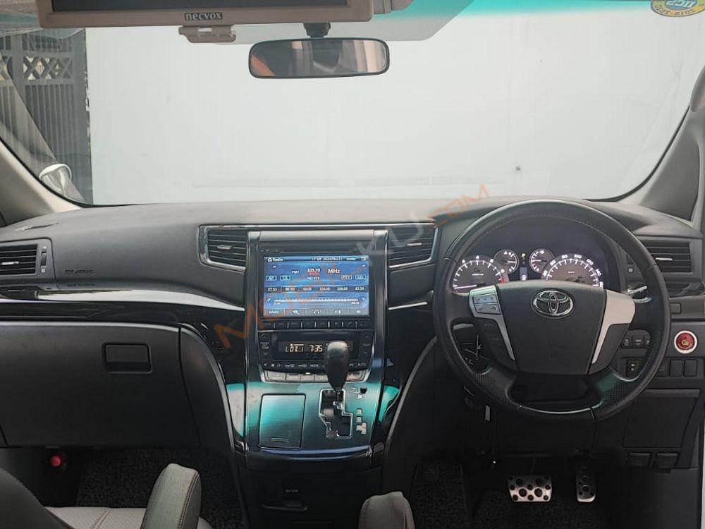 Mobil Toyota Vellfire 2014