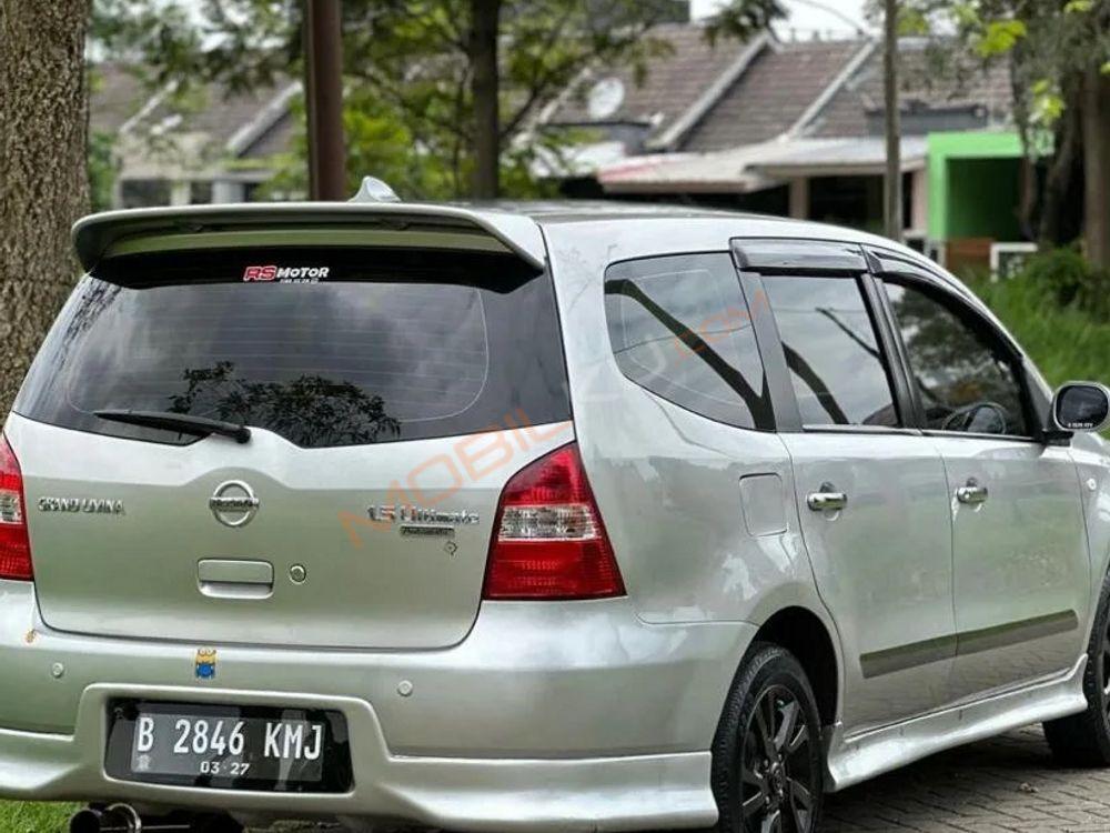 Mobil Nissan Livina 2011