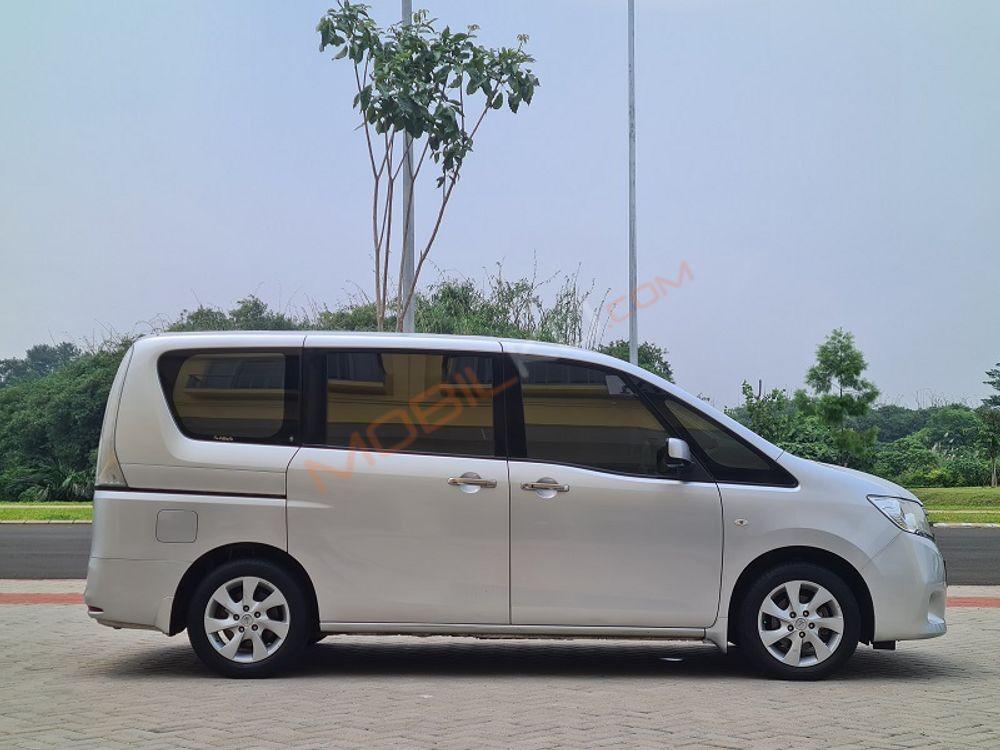 Mobil Nissan Serena 2013
