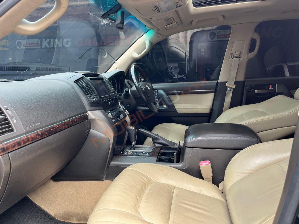 Mobil Toyota Land Cruiser 2010
