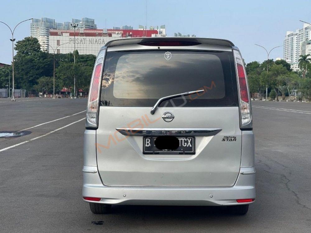 Mobil Nissan Serena 2013