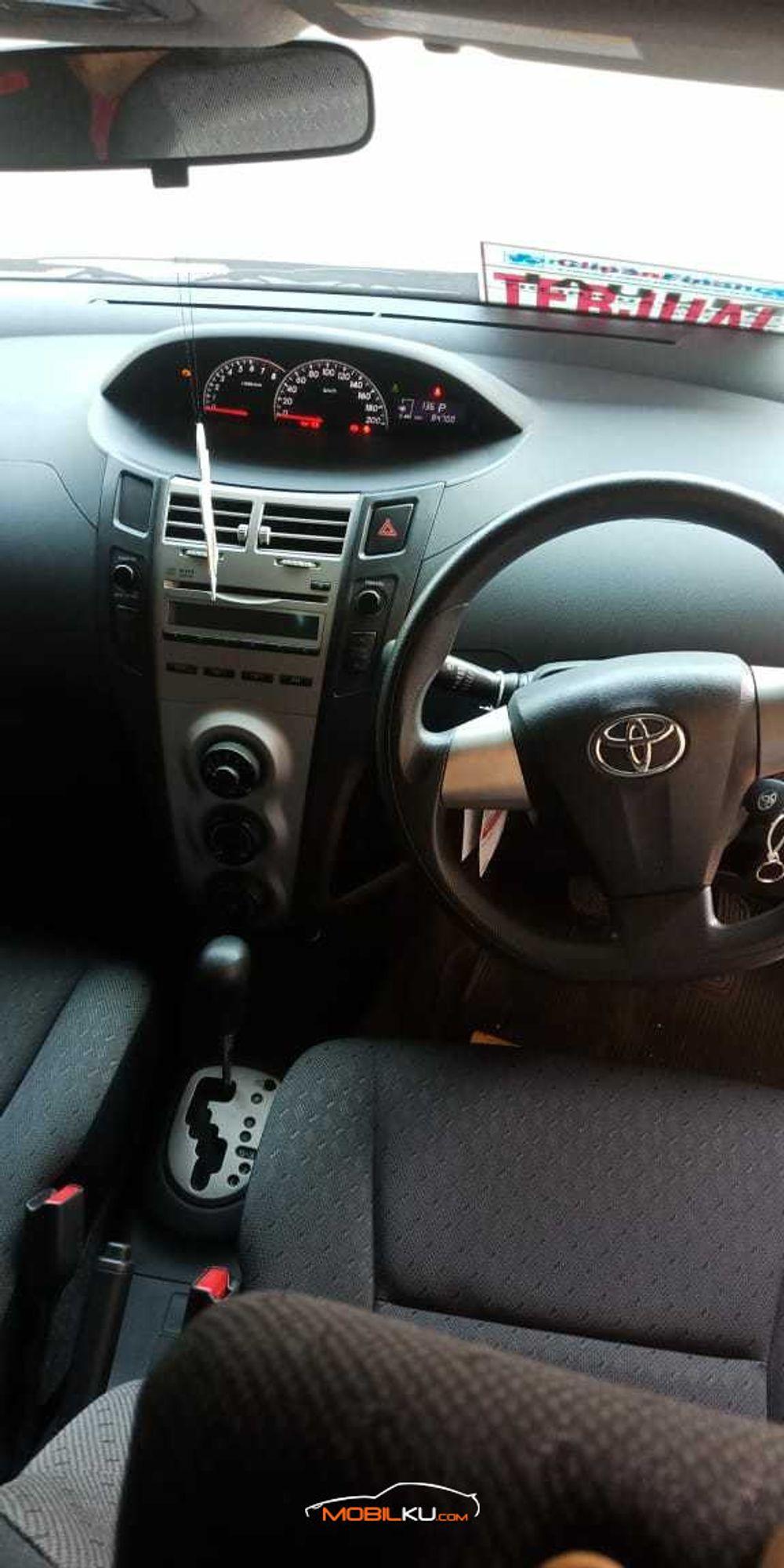 Mobil Toyota Yaris 2013