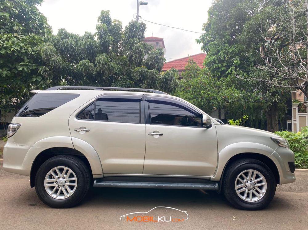 Mobil Toyota Fortuner 2011