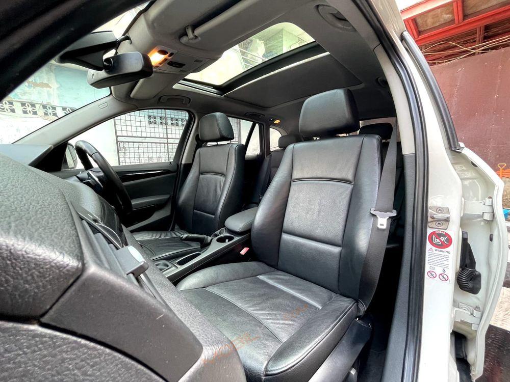 Mobil BMW X1 2012