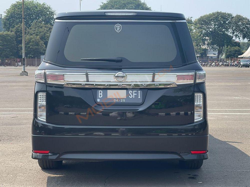 Mobil Nissan Elgrand 2014
