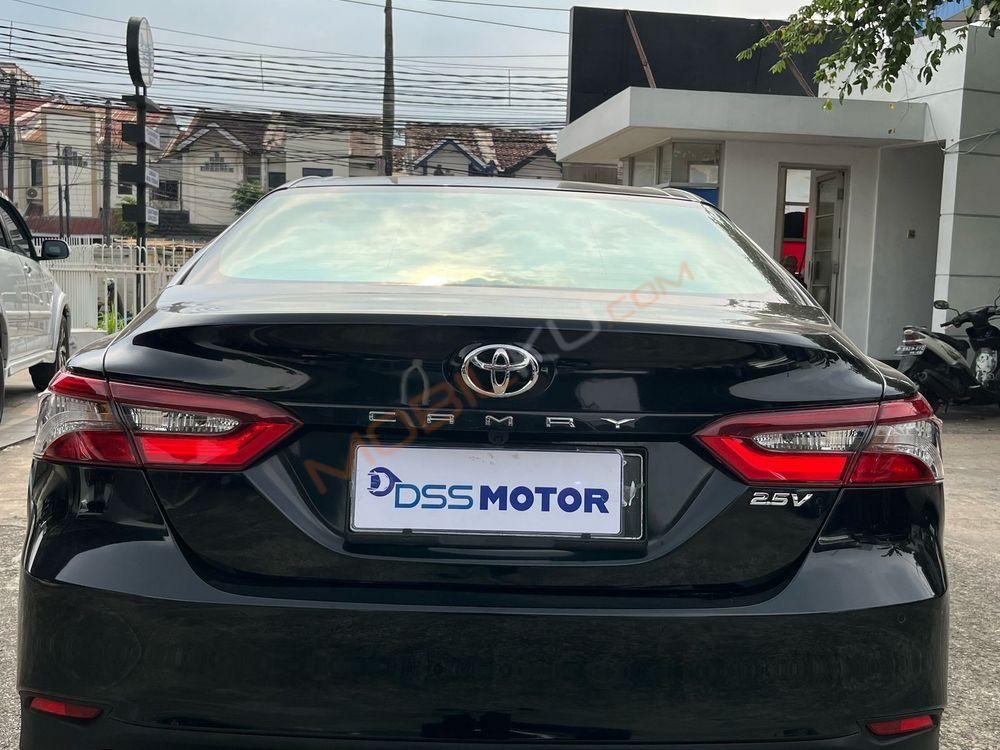 Mobil Toyota Camry 2022