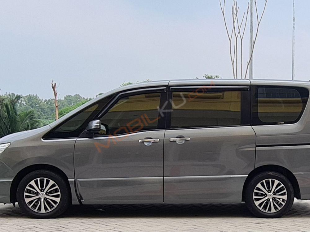 Mobil Nissan Serena 2017