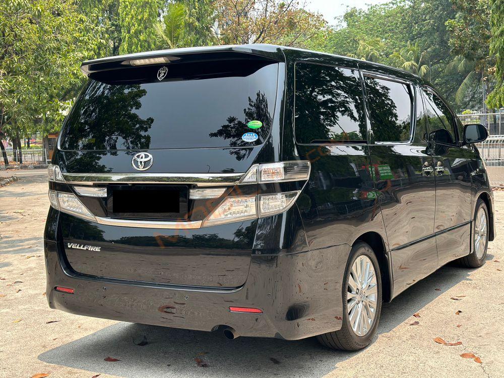 Mobil Toyota Vellfire 2013