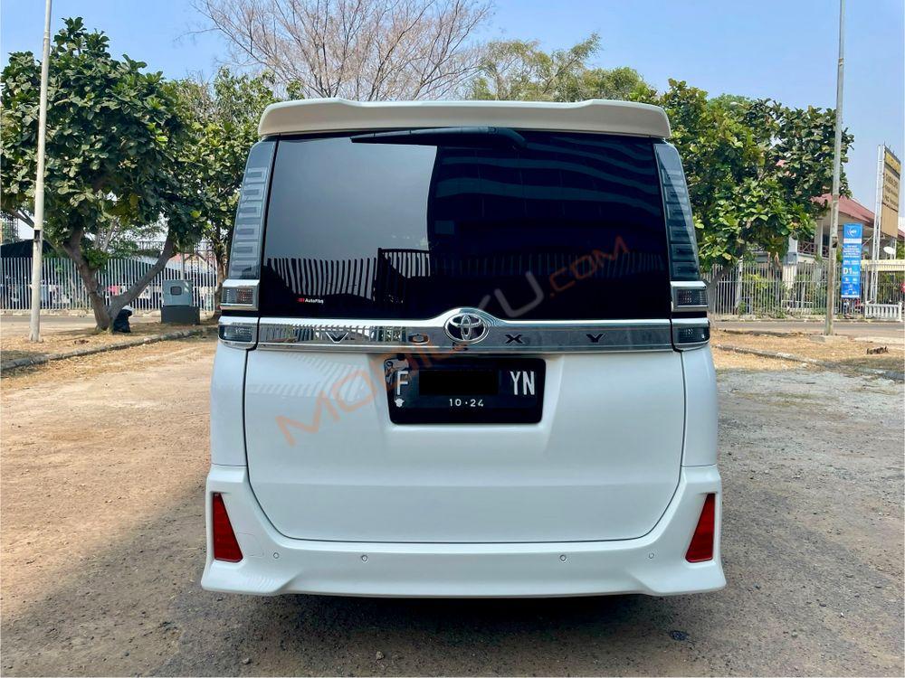 Mobil Toyota Voxy 2019