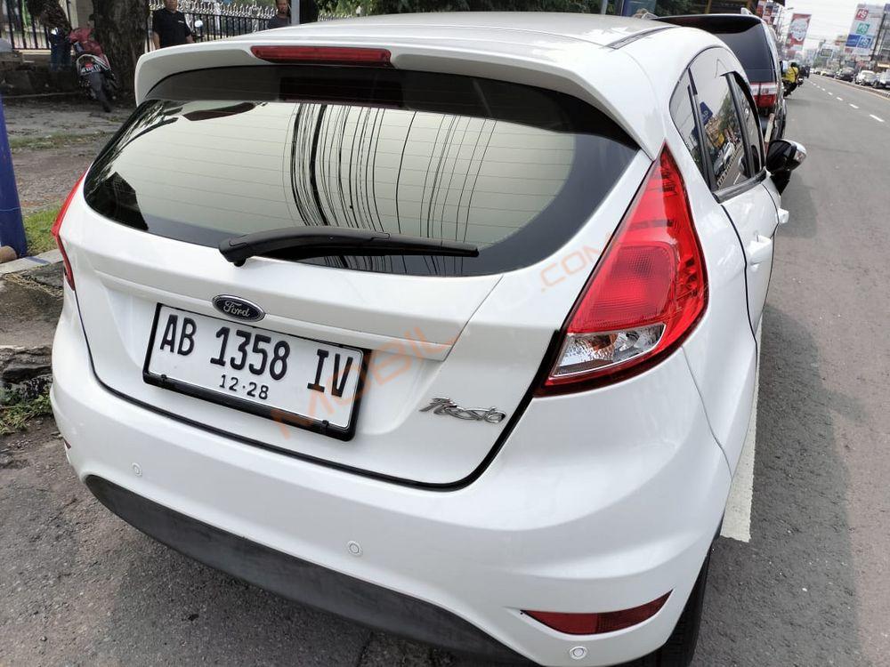 Mobil Ford Fiesta 2013