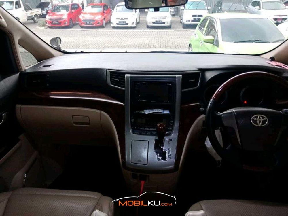 Mobil Toyota Alphard 2009