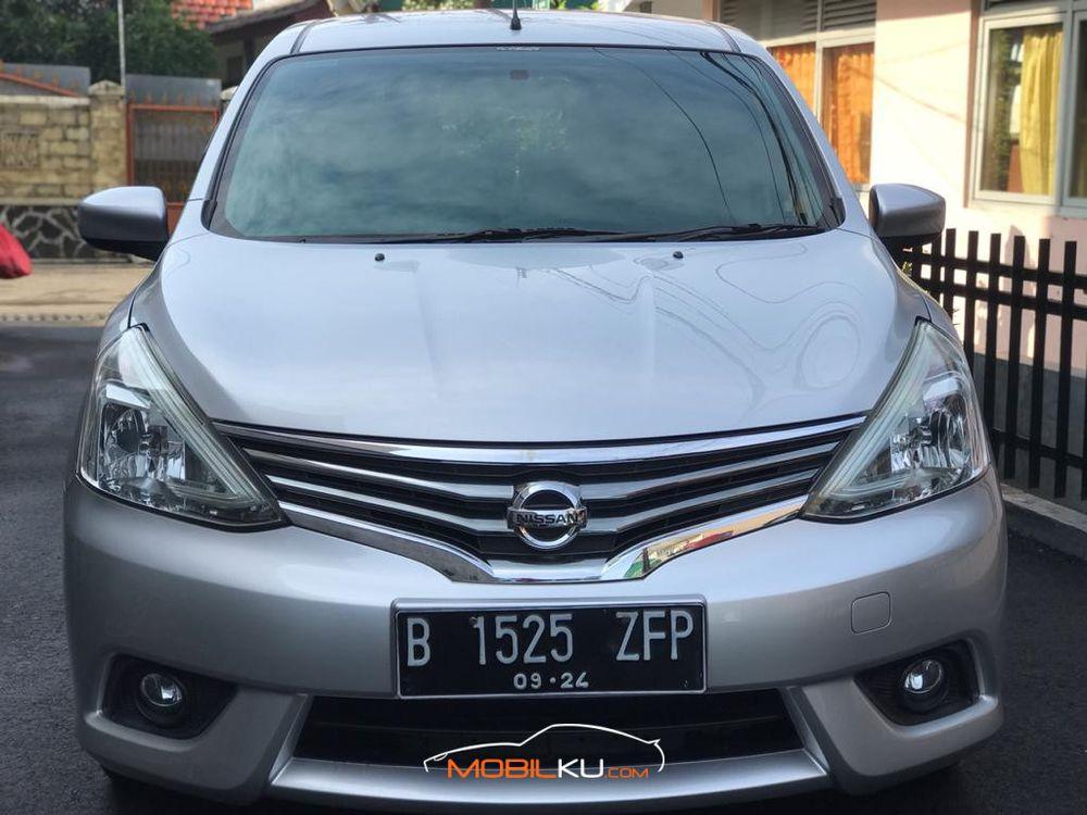 Mobil Nissan Grand Livina 2014
