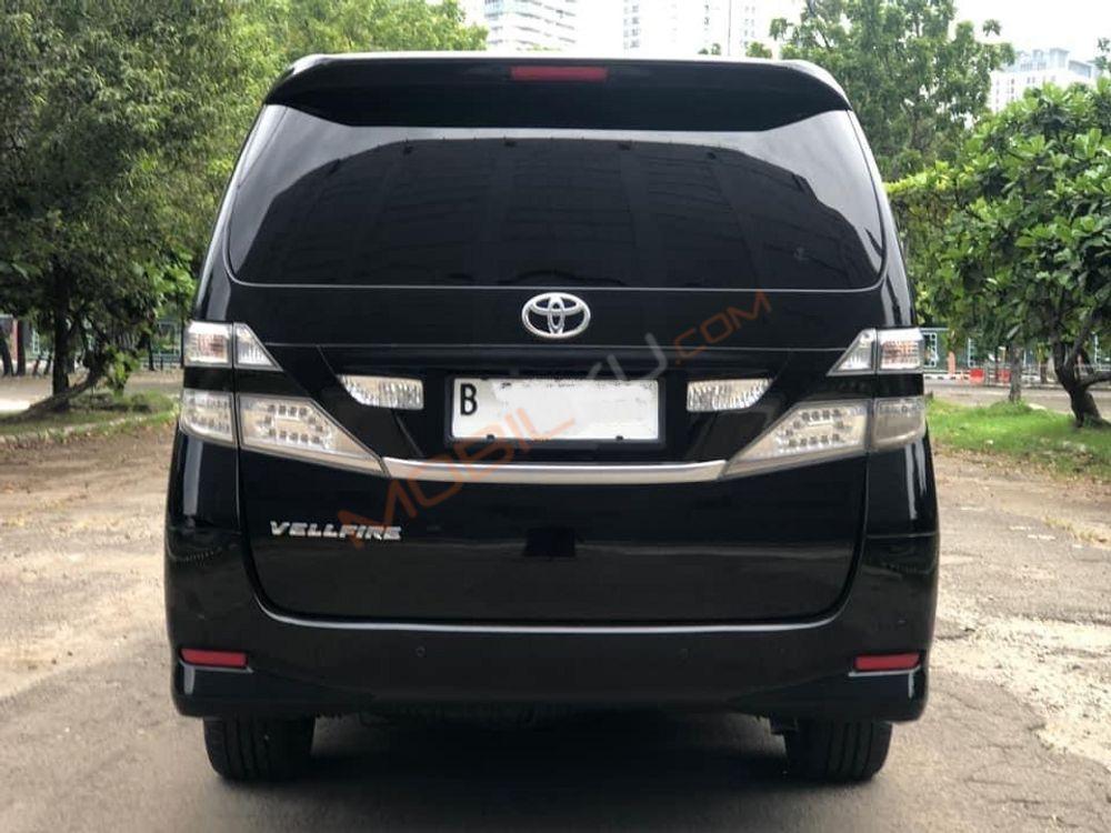 Mobil Toyota Vellfire 2010