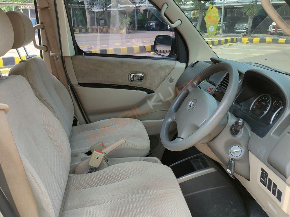 Mobil Daihatsu Luxio 2011