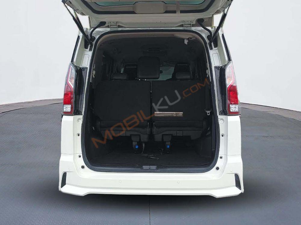 Mobil Nissan Serena 2019