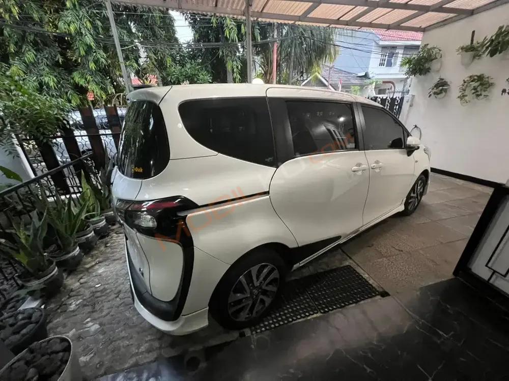 Mobil Toyota Sienta 2016
