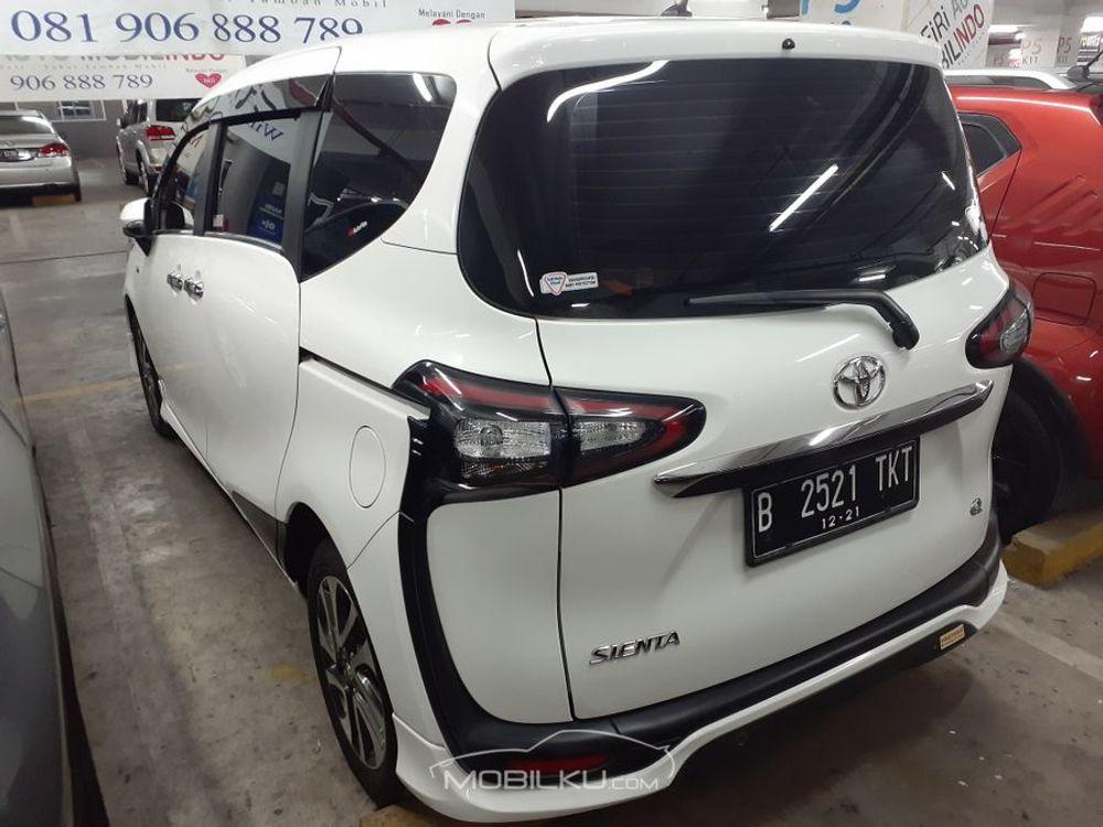 Mobil Toyota Sienta 2016