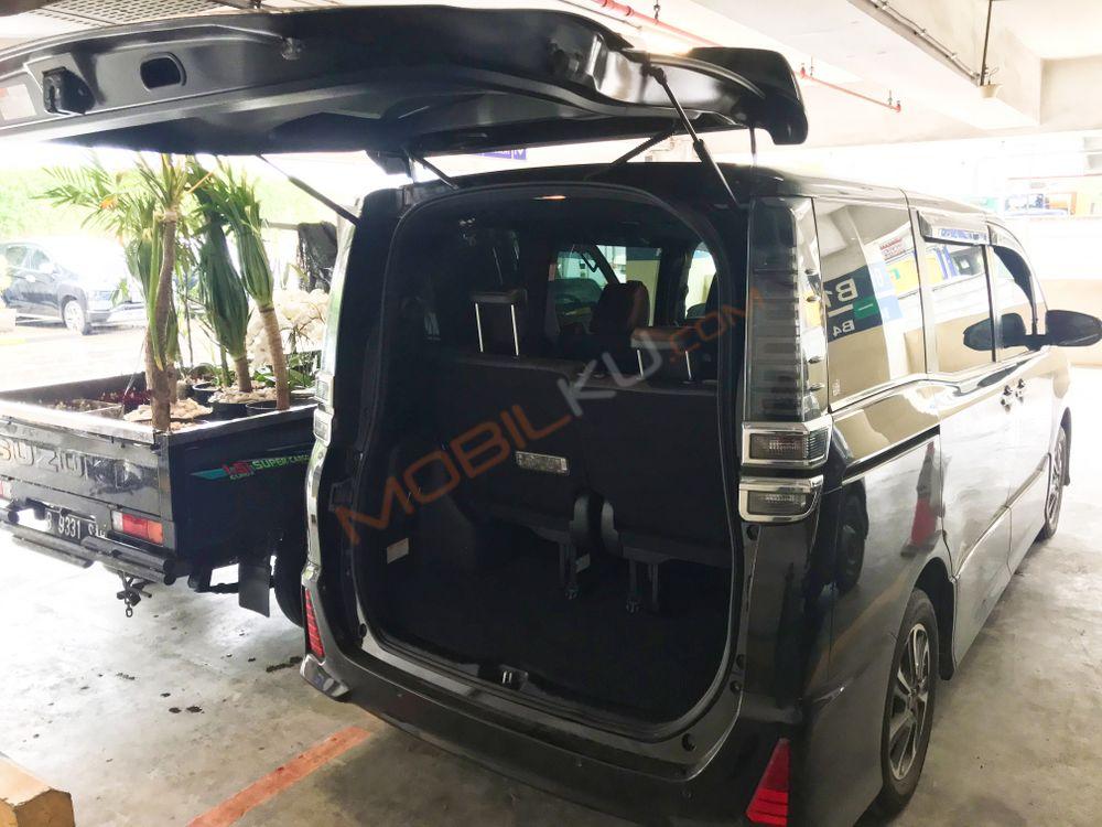 Mobil Toyota Voxy 2018