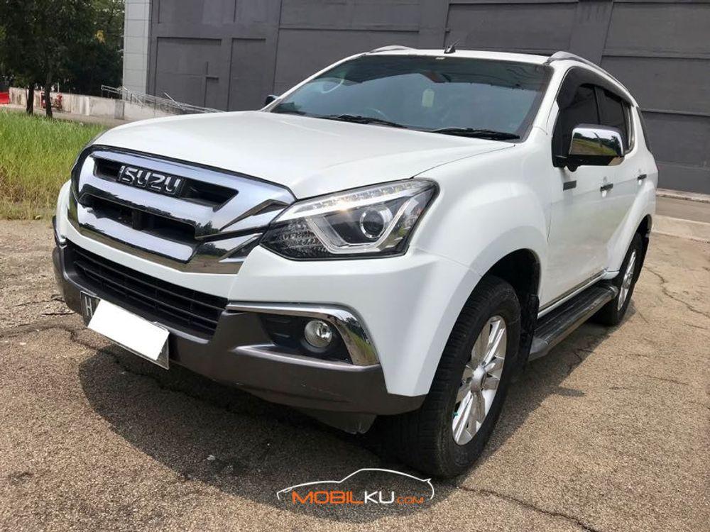 Mobil Isuzu MU-X 2017