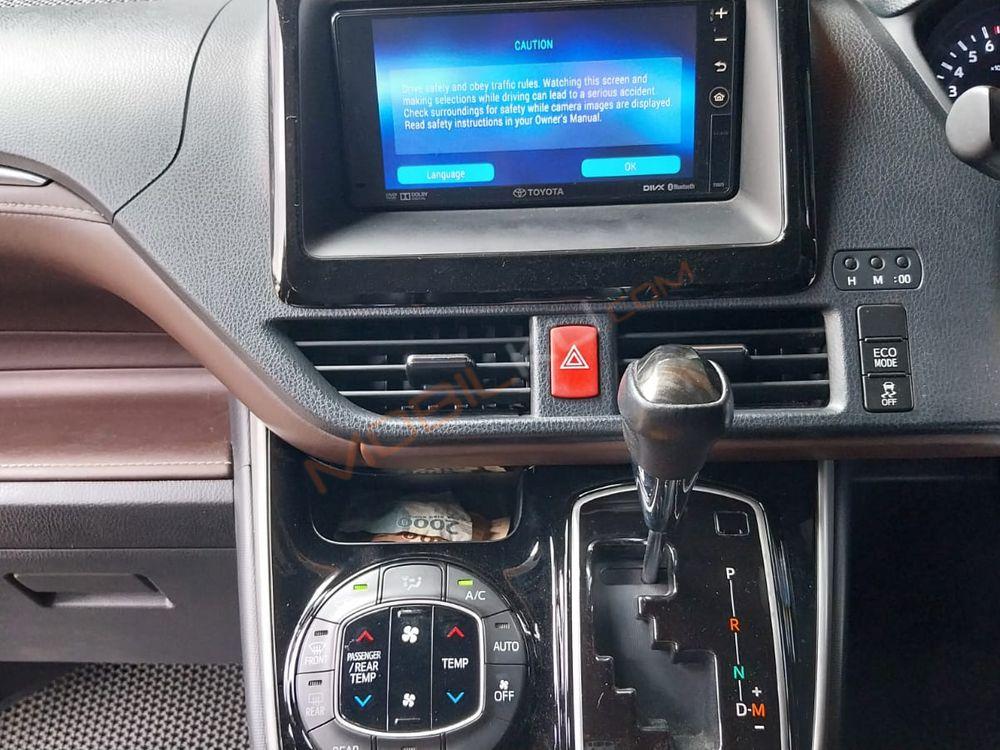 Mobil Toyota Voxy 2017