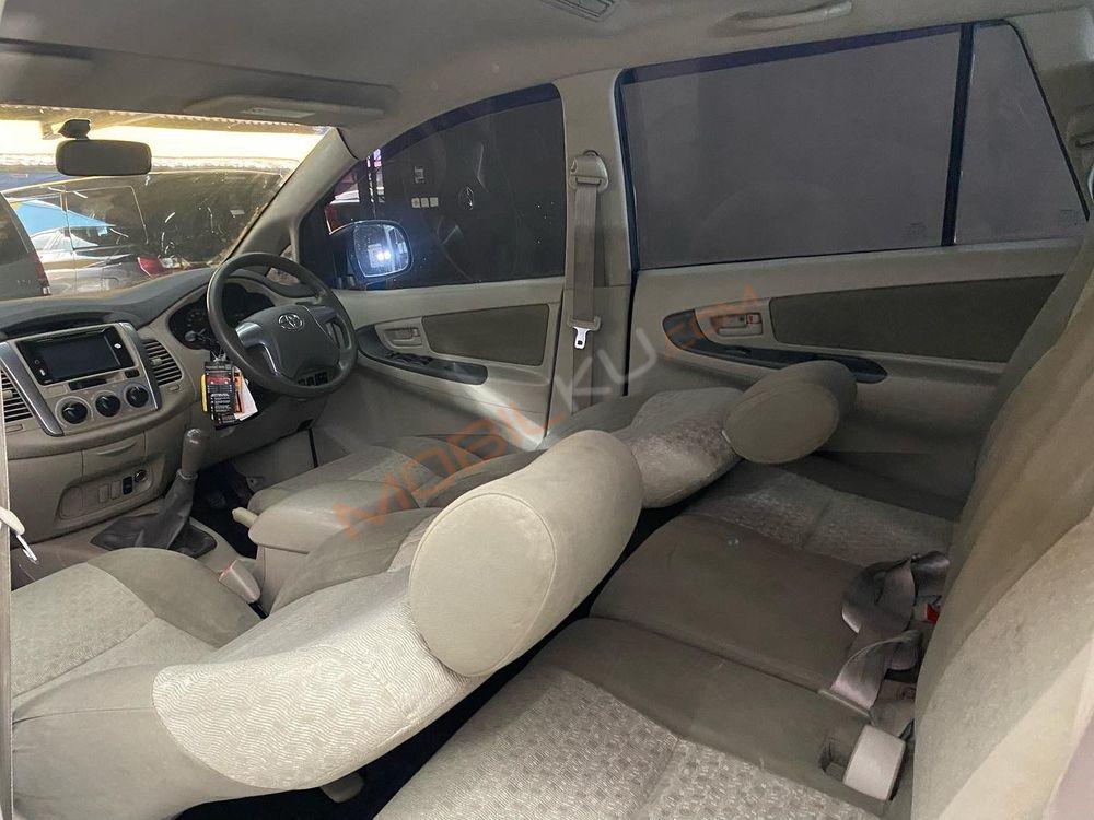 Mobil Toyota Kijang Innova 2013