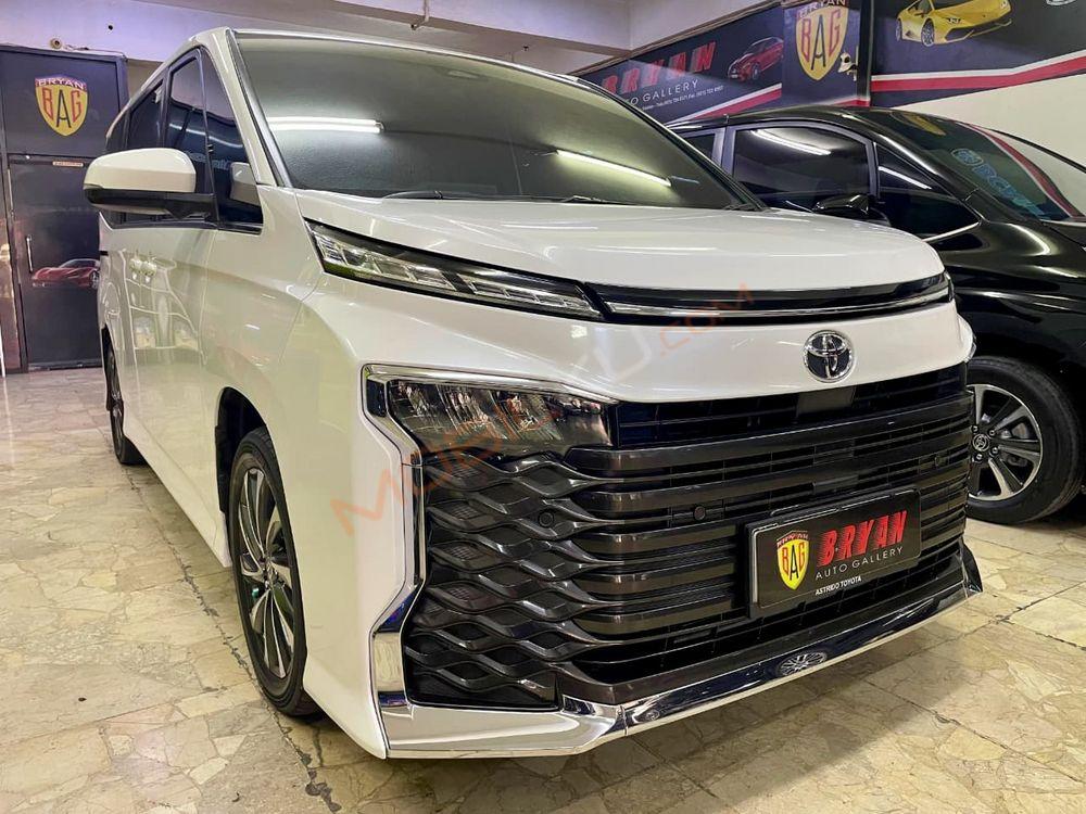 Mobil Toyota Voxy 2023