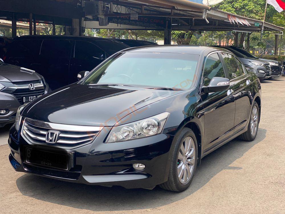 Mobil Honda Accord 2011