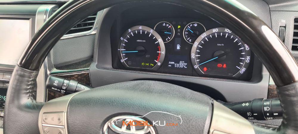 Mobil Toyota Vellfire 2013