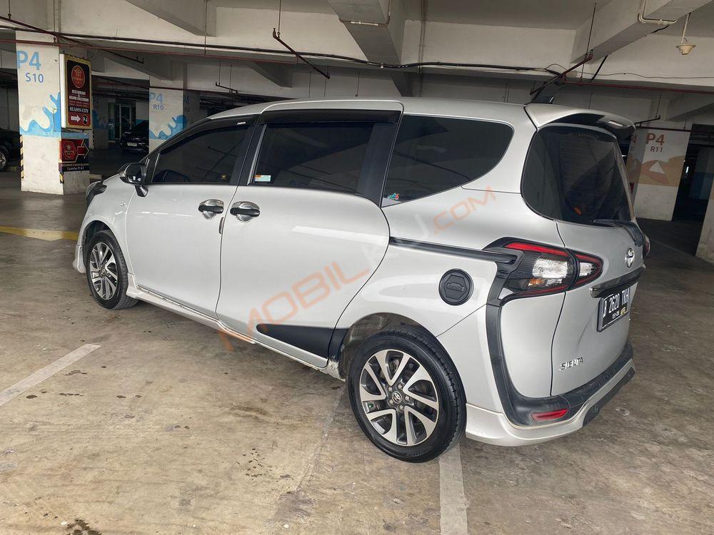 Mobil Toyota Sienta 2016