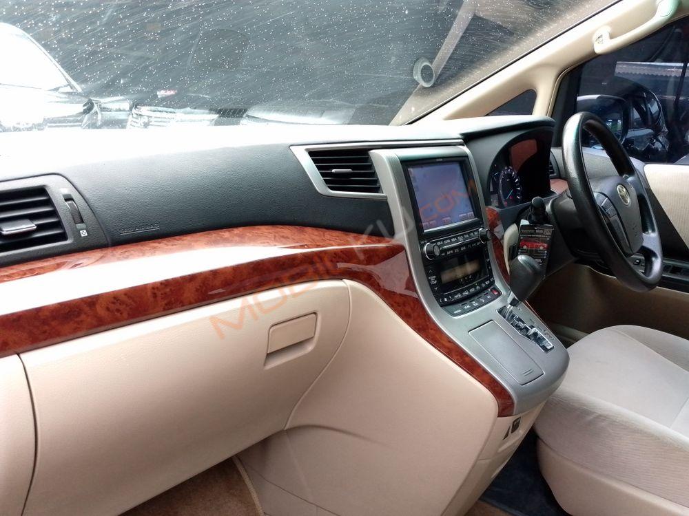 Mobil Toyota Alphard 2009